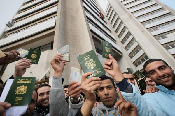 Photo of مهاجرون ومقيمون سابقون بليبيا يحتجون أمام سفارتها بالمغرب