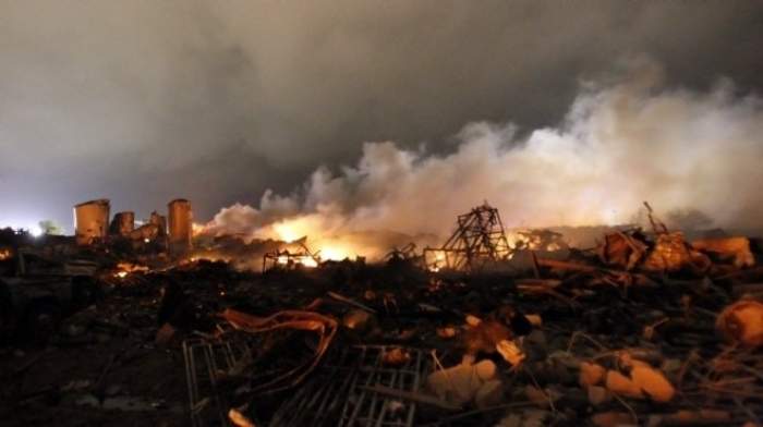 Photo of أمريكا بالفيديو: انفجار تكساس يؤدي إلى مقتل ما بين 5 و15 شخصا وعشرات المنازل سويت بالأرض