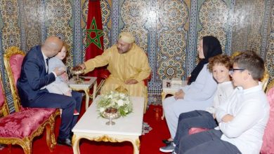 Photo of جلالة الملك يستقبل بعض أفراد أسرة المرحومة لبنى الفقيري المغربية ضحية تفجيرات بروكسيل
