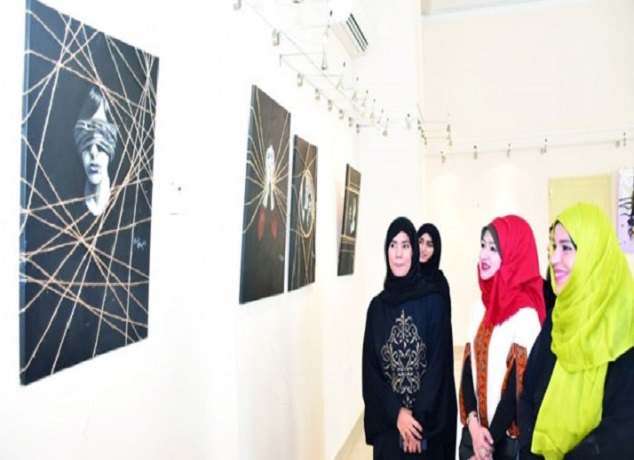 معرض ( لمسات)..احتفاء بأعمال فنانات تشكيليات بمناسبة اليوم العالمي للمرأة