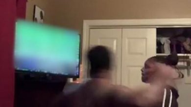 Photo of بالفيديو.. رجل يحطم شاشة تلفازه بلكمة واحدة بعد خسارة فريقه