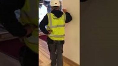 Photo of فيديو.. عامل بناء يدمر بهو فندق بحفار بعد تأخر راتبه