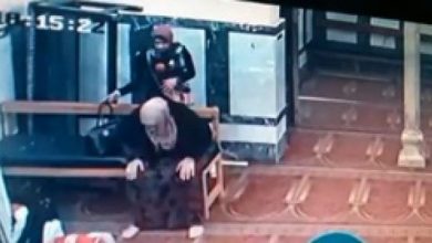 Photo of شاهد في مصر.. سرقة فتاتين لامرأة وهي تصلي داخل المسجد