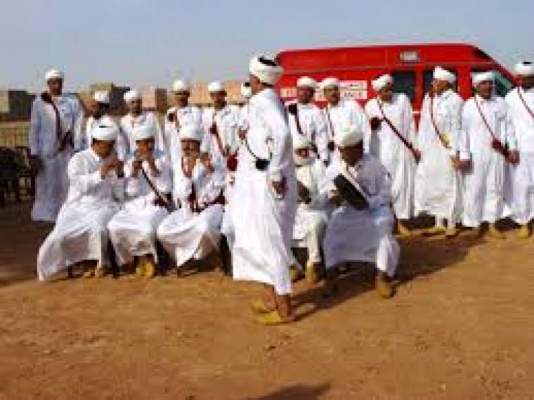 الرقص فوق القعدة على إيقاع الموسيقى الامازيغية أڭورا