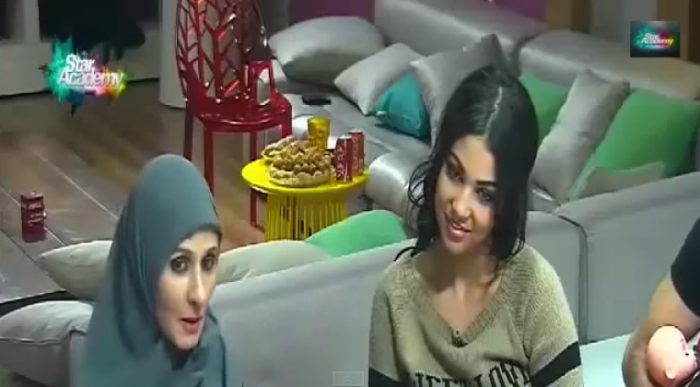 ابتسام تسكت مرضية الوالدين: تنحني لوالدتها وتقبل قدميها في حفله بفاس
