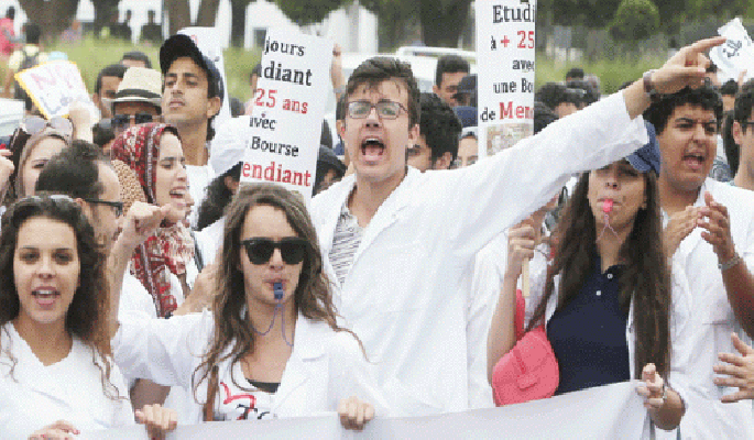 Photo of أطباء مقيمون وداخليون وطلبة الطب ينظمون مسيرة احتجاجية بالرباط